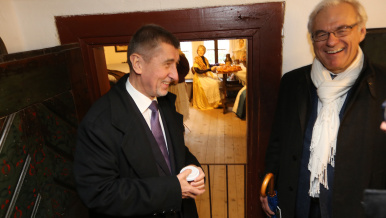 Předseda vlády Andrej Babiš a ministr kultury Ilja Šmíd si prohlížejí skanzen v Přerově nad Labem.
