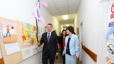 Předseda vlády Andrej Babiš při prohlídce Základní školy a Praktické školy Český Brod, kde dostal jako dárek pomlázku.
