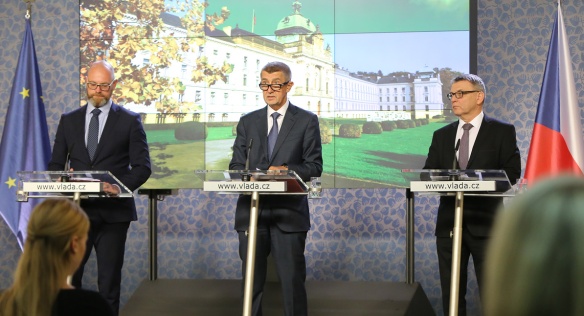 Premiér A. Babiš, ministr školství, mládeže a tělovýchovy R. Plaga a ministr kultury L. Zaorálek na tiskové konferenci, 30. října 2019.