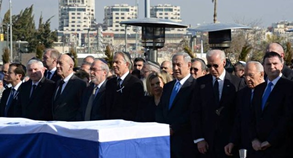 Premiér Jiří Rusnok se v pondělí 13. ledna 2014 zúčastnil státního pietního aktu v Jeruzalémě před pohřbem Ariela Šarona, zdroj: www.pm.gov.il.