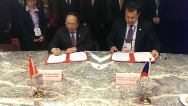 Ministr průmyslu a obchodu Jan Mládek podepsal Memorandum o porozumění se zástupcem China Eximbank Li Ruogu, 16. prosince 2014.