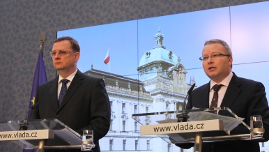 Premiér Petr Nečas a ministr životního prostředí Martin Chalupa, tisková konference po jednání vlády, 30. ledna 2013 