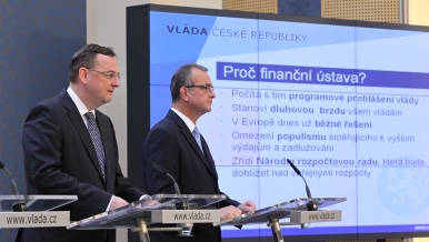 Předseda vlády Petr Nečas a ministr financí Miroslav Kalousek, tisková konference po jednání vlády 10. října 2012