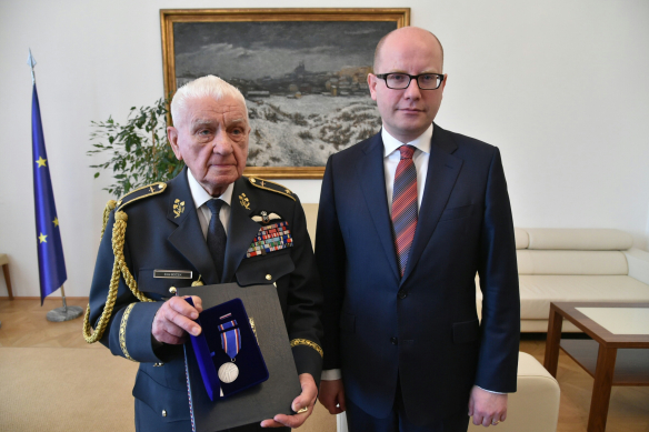 Premiér Sobotka ocenil brigádního generála Emila Bočka za jeho statečnost v bojích druhé světové války, 8. března 2016 ve Strakově akademii.