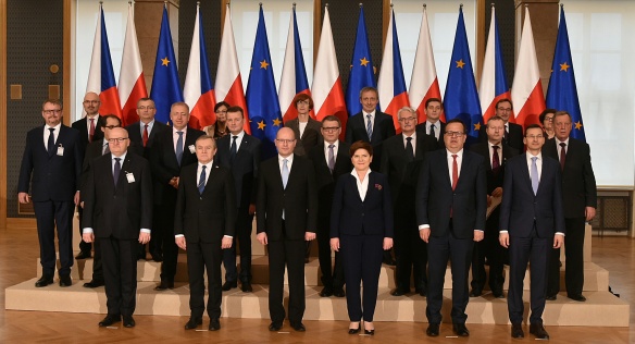 Společné foto členů vlád na mezivládních konzultacích mezi Českou a Polskou republikou, 8. dubna 2016.