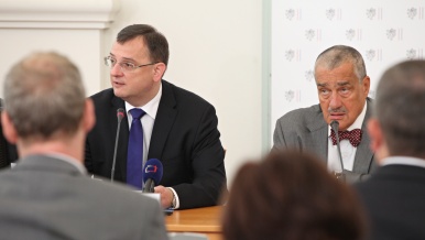 Premiér Petr Nečas a ministr zahraničních věcí Karel Schwarzenberg na poradě vedoucích zastupitelských úřadů, 28. srpna 2012
