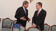 Předseda vlády Petr Nečas přijal komisaře Evropské komise Johannese Hahna a Laszló Andora, 22. března 2012