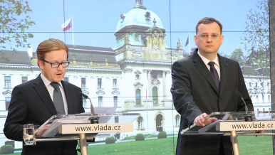 Ministr Petr Mlsna a premiér Petr Nečas na tiskové konferenci po jednání vlády 26. června 2013