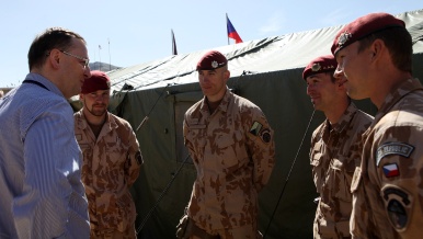 Premiér Petr Nečas strávil víkend s českými vojáky v Afghánistánu, 14. dubna 2013