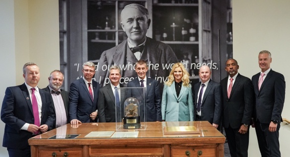 Společná fotka u portrétu zakladatele GE Thomas Edisona, 26. září 2019. 