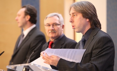 Viktor Mravčík, Ladislav Csémy a Jindřich Vobořil na tiskové konferenci ke studii ESPAD 2011, 20. února 2012