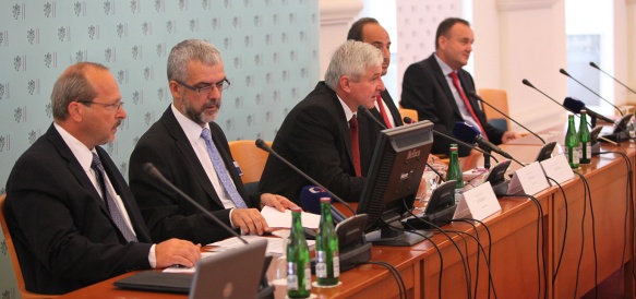 V pondělí 26. srpna 2013 zahájil předseda vlády Jiří Rusnok poradu vedoucích zastupitelských úřadů České republiky.