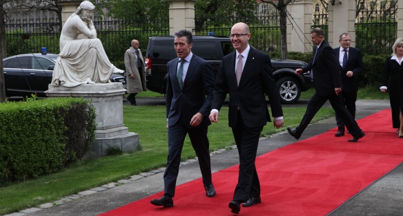 Předseda vlády Bohuslav Sobotka jednal s generálním tajemníkem NATO Andersem Fogh Rasmussenem 10. dubna 2014.