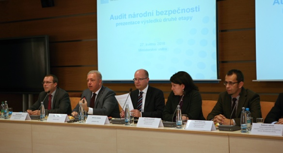 Premiér Sobotka a ministr vnitra Chovanec představili výsledky 2. etapy Auditu národní bezpečnosti, 27. září 2016. Foto: Ministerstvo vnitra.