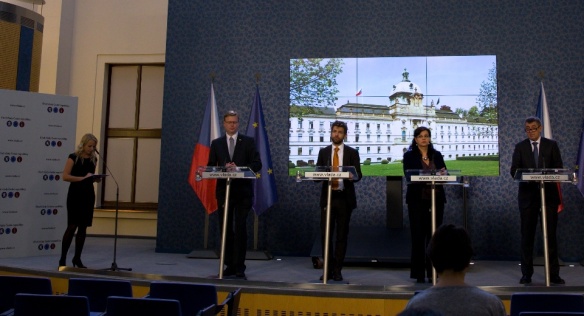 Tisková konference po jednání vlády 7. dubna 2016.