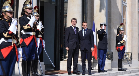 Premiér Andrej Babiš s francouzských prezidentem Emmanuelem Macronem před Elysejským palácem, 30. června 2018.