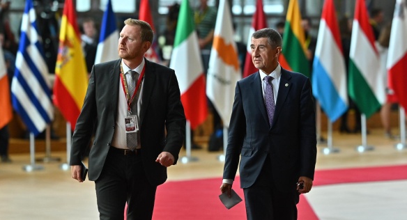 Andrej Babiš přichází foyerem budovy Evropa na jednání Evropské rady, 17. října 2019.