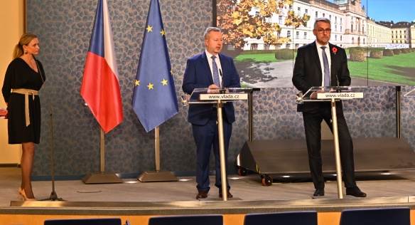 Ministři životního prostředí Richard Brabec a obrany Lubomír Metnar na tiskové konferenci po jednání vlády, 12. listopadu 2019.