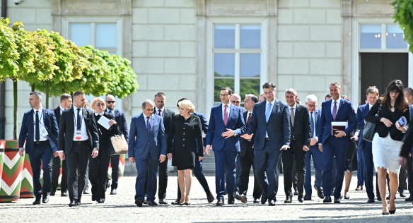 Český předseda vlády s evropskými lídry v zahradě Královského hradu ve Varšavě, 1. května 2019.