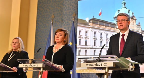 Na tiskové konferenci seznámili novináře s výsledky jednání vlády vicepremiéři A. Schillerová a K. Havlíček a ministryně K. Dostálová, 13. ledna 2020.