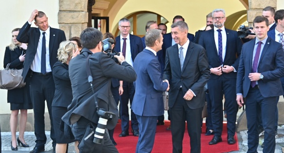 Premiér Andrej Babiš se před Hrzánským palácem loučí s předsedou s předsedou Evropské rady Donaldem Tuskem, 8. května 2019.