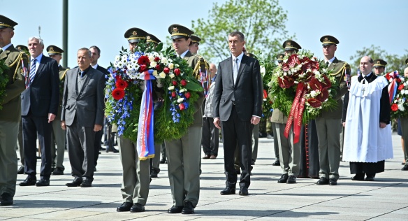 Premiér Babiš uctil památku obětí druhé světové války položením věnce u Národního památníku na Vítkově, 8. května 2019.