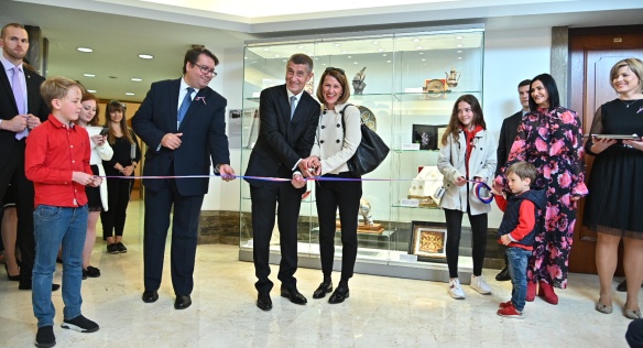 Premiér Babiš a vedoucí Úřadu vlády Tünde Bartha slavnostně otevírají novou expozici darů ze zahraničních cest, 8. května 2019.