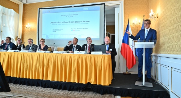 Premiér Babiš při projevu na konferenci Administrativní komplex – vize České republiky a zahraniční zkušenosti, 1. října 2019.