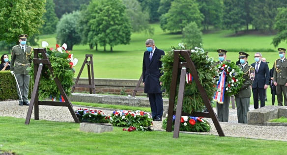 Premiér Andrej Babiš si na pietním aktu k 78. výročí vyhlazení Lidic připomněl památku obětí nacistického běsnění, 10. června 2020.