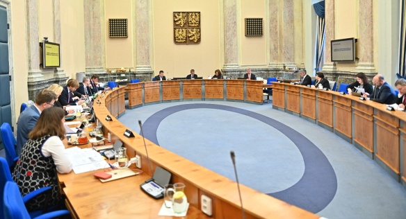 Vláda na úvod programu schválila vyhlášení státního smutnu na počest zesnulého předsedy Senátu J. Kubery, 27. ledna 2020.