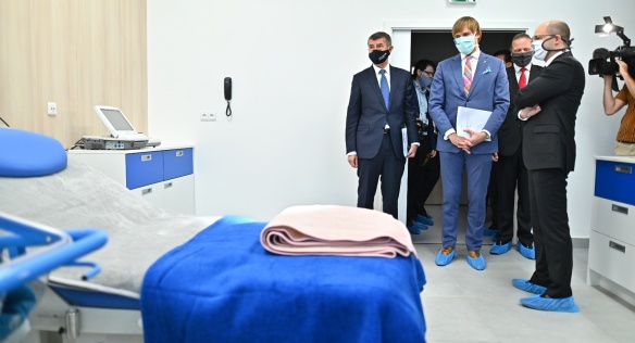Premiér Andrej Babiš zahájil provoz nových porodních apartmánů Gynekologicko-porodnické kliniky Nemocnici Na Bulovce, 24. června 2020.