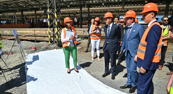 Na kontrolním dnu se premiér Babiš a vicepremiér Havlíček seznámili s postupem prací na dostavbě podchodu, 24. června 2020.