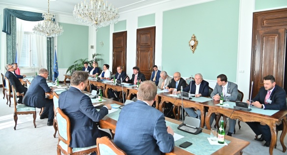 Jednání se zástupci profesních komor ve Strakově akademii, 19. června 2019.
