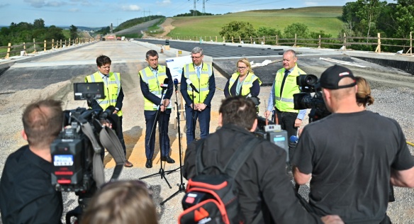 Premiér A. Babiš, vicepremiér K. Havlíček a ministryně pro místní rozvoj K. Dostálová si prohlédly rozestavěné úseky dálnice D6, 26. června 2020.