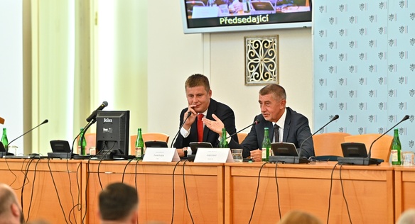 Premiér Andrej Babiš a ministr zahraničních věcí Tomáš Petříček na poradě velvyslanců v Černínském paláci, 26. srpna 2019.