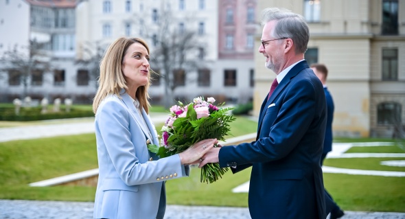 Premiér Petr Fiala vítá předsedkyni Evropského parlamentu Robertu Metsolaovou, 14. února 2024.