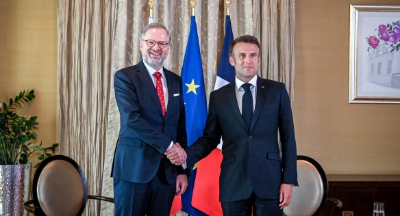 Premiér Fiala se v Bratislavě setkal s francouzským prezidentem Macronem, 31. května 2023.