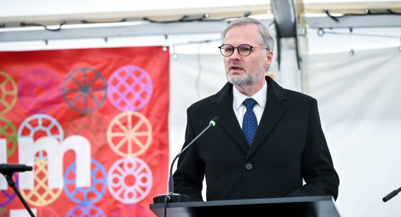 Premiér Petr Fiala při projevu na slavnostním otevření nového Památníku holokaustu Romů a Sintů v Letech u Písku, 23. dubna 2024.
