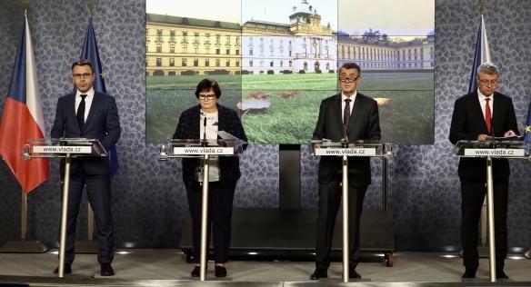Tisková konference po jednání vlády za účasti premiéra Babiše a ministrů Havlíčka a Kremlíka a ministryně Benešové, 25. listopadu 2019.