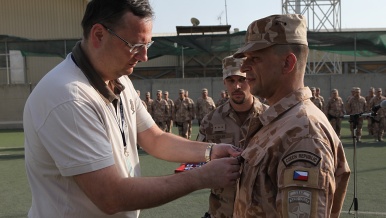 Premiér Petr Nečas navštívil české vojáky v Afghánistánu, 1. září 2012