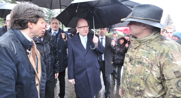 Prime Minister Bohuslav Sobotka meets with U.S. soldiers in Prague, 31 March 2015