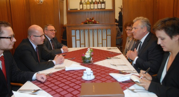 Prime Minister of the Czech Republic Bohuslav Sobotka met former Polish President Alexander Kwaśniewski, 27 May 2015. Source: Jagello 2000.