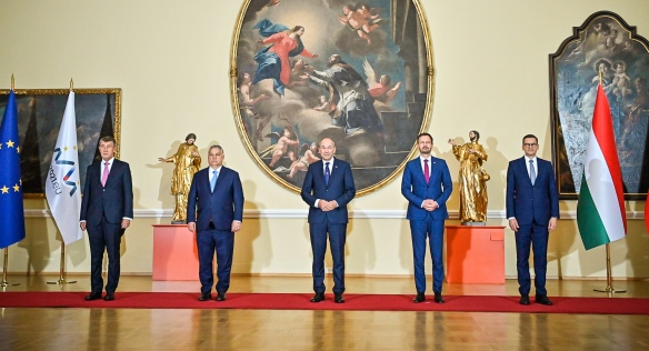 Společná fotografie předsedů vlád zemí V4 a Slovinska, 9. července 2021.