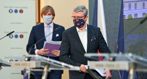 Nejdůležitější body jednání vlády přišli novinářům přiblížit vicepremiér Karel Havlíček a ministr zdravotnictví Adam Vojtěch, 18. května 2020.