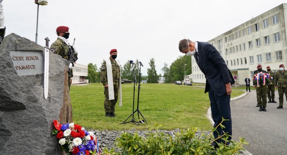 Premiér Andrej Babiš vzdává hold památce tří padlých příslušníků praporu, M. Marcina, K. Beneše a P. Štěpánka, 22. května 2020.