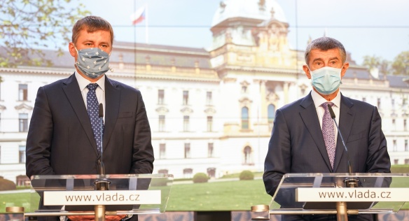 Premiér Andrej Babiš a ministr zahraničních věcí Tomáš Petříček oznamují rozvolnění opatření na státních hranicích, 5. června 2020.