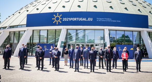 Představitelé zemí Evropské unie na společné fotografii po jednáních v Portugalsku, 8. května 2021.