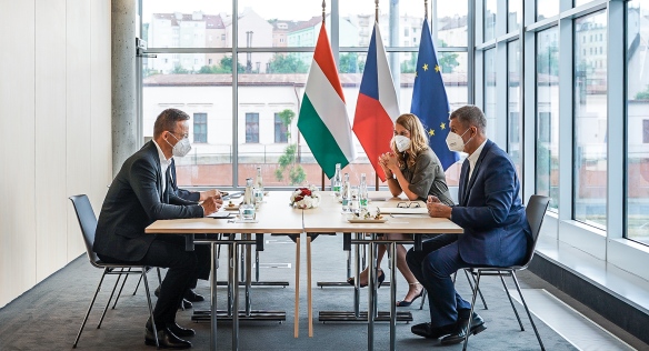 Premiér Andrej Babiš během jednání s maďarským ministrem zahraničí Péterem Szijjártem, 1. července 2021.