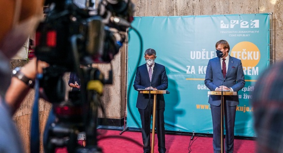 Premiér Andrej Babiš a ministr zdravotnictví Adam Vojtěch na tiskové konferenci po mimořádném jednání vlády, 30. července 2021.