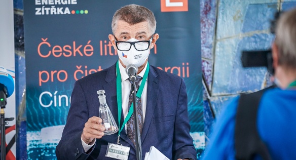 Premiér Andrej Babiš na tiskové konferenci v areálu společnosti Lafarge Cement, 25. srpna 2021.
